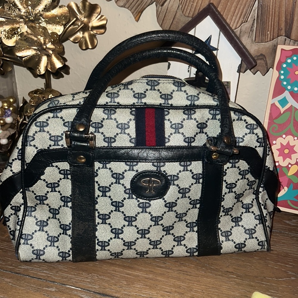 Pavo Paris shoulder bag in far condition very unique bag